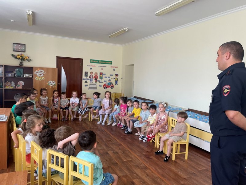Полицейские Кабардино-Балкарии провели обучающие занятия для воспитанников детского сада