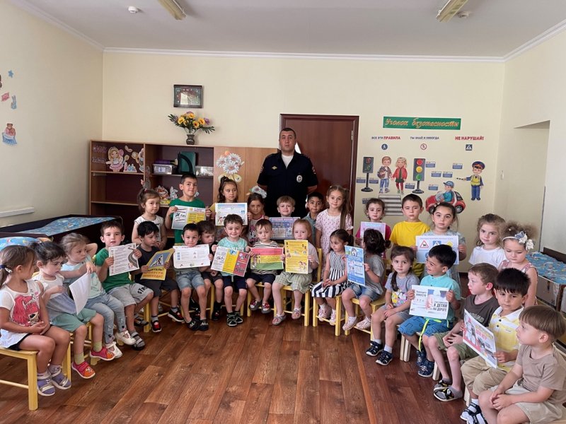 Полицейские Кабардино-Балкарии провели обучающие занятия для воспитанников детского сада
