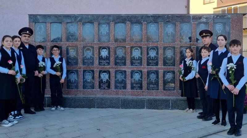 В г. Баксане состоялась церемония возложения цветов к памятнику солдатам правопорядка, погибшим при выполнении служебных обязанностей
